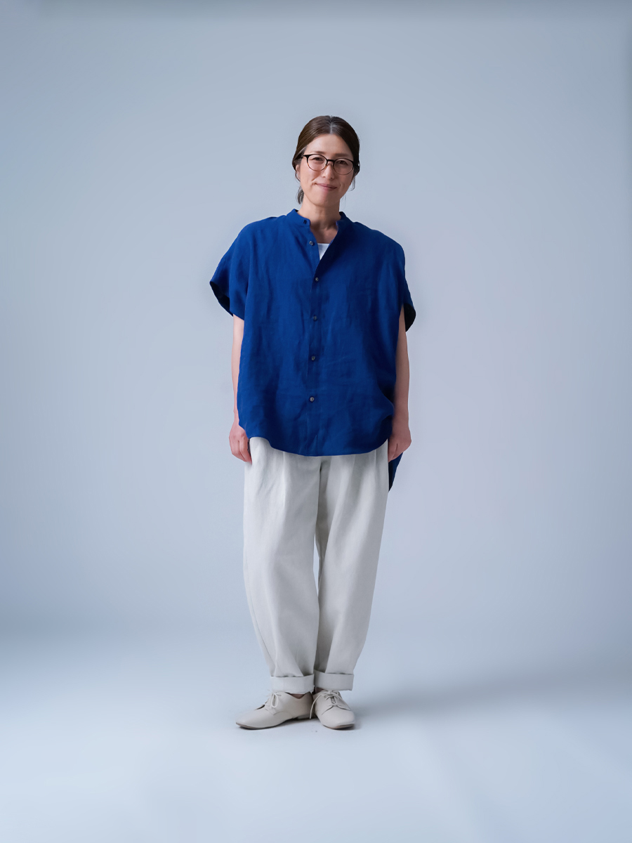 リネンシャツ】 自然な落ち感を生む リネン梨地 スタンドカラー 半袖