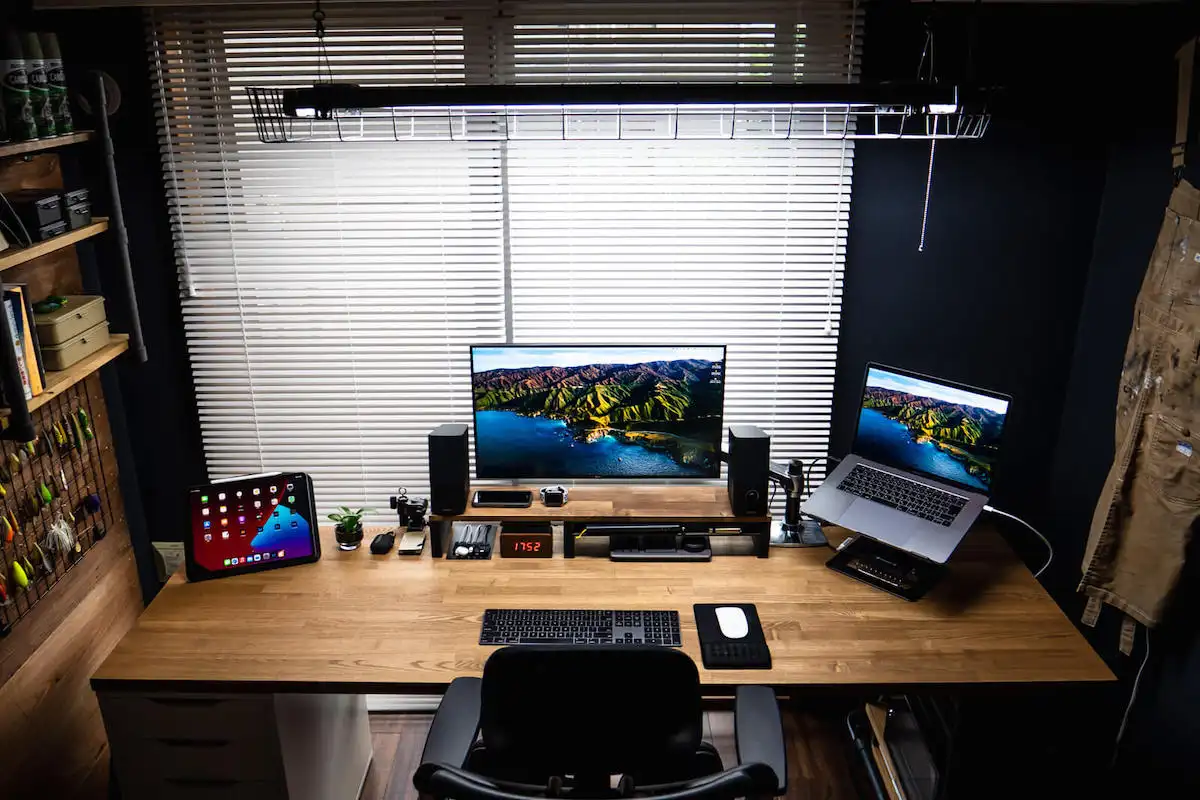 デスクツアー | デザイナー・動画クリエイターに最適化した作業環境で