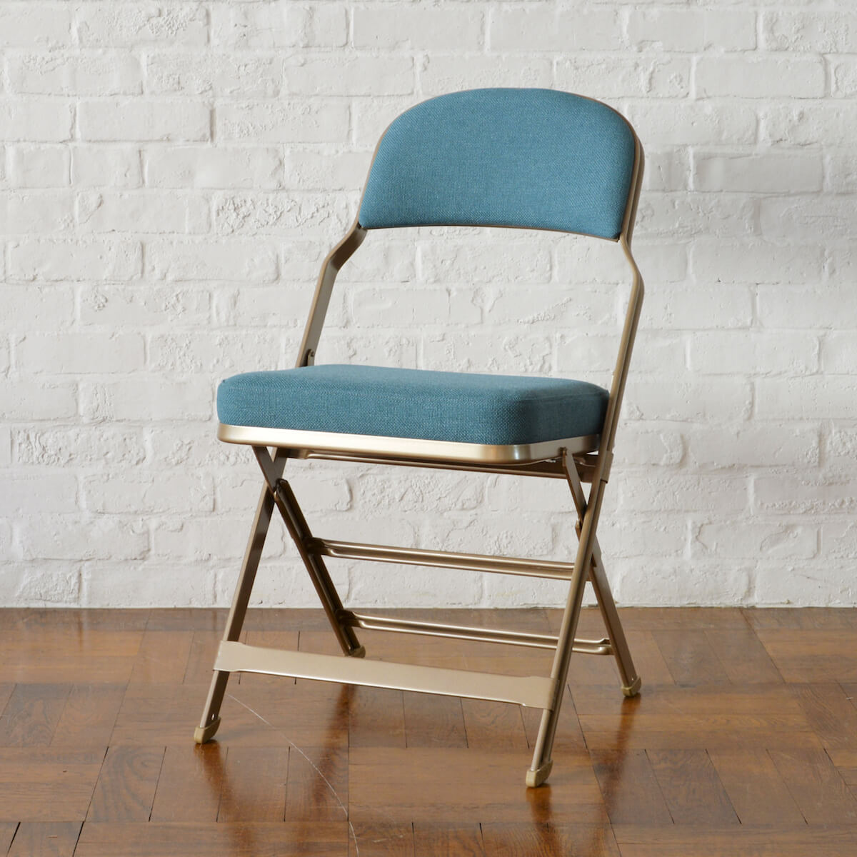 いわば極上のパイプ椅子。フレーム&クッションにこだわった、PFSの芸術