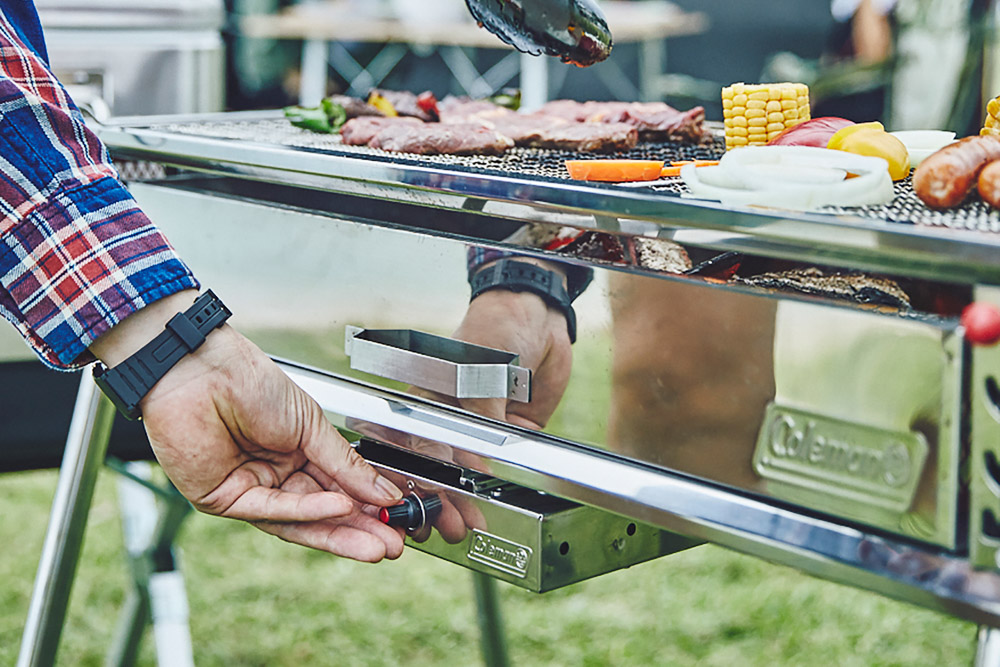 電動ファンで火力調整自在！ コールマンの新型グリルで、BBQがより