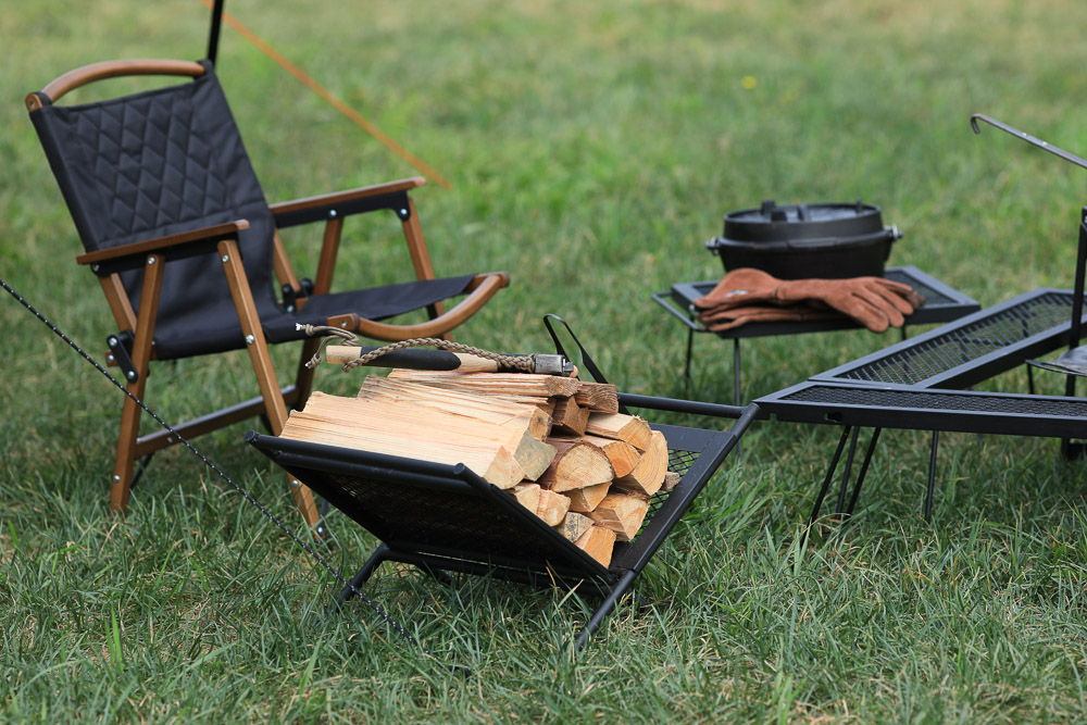 テーブルにトランスフォーム！ コスパも◎なアイアン製「薪ラック」が