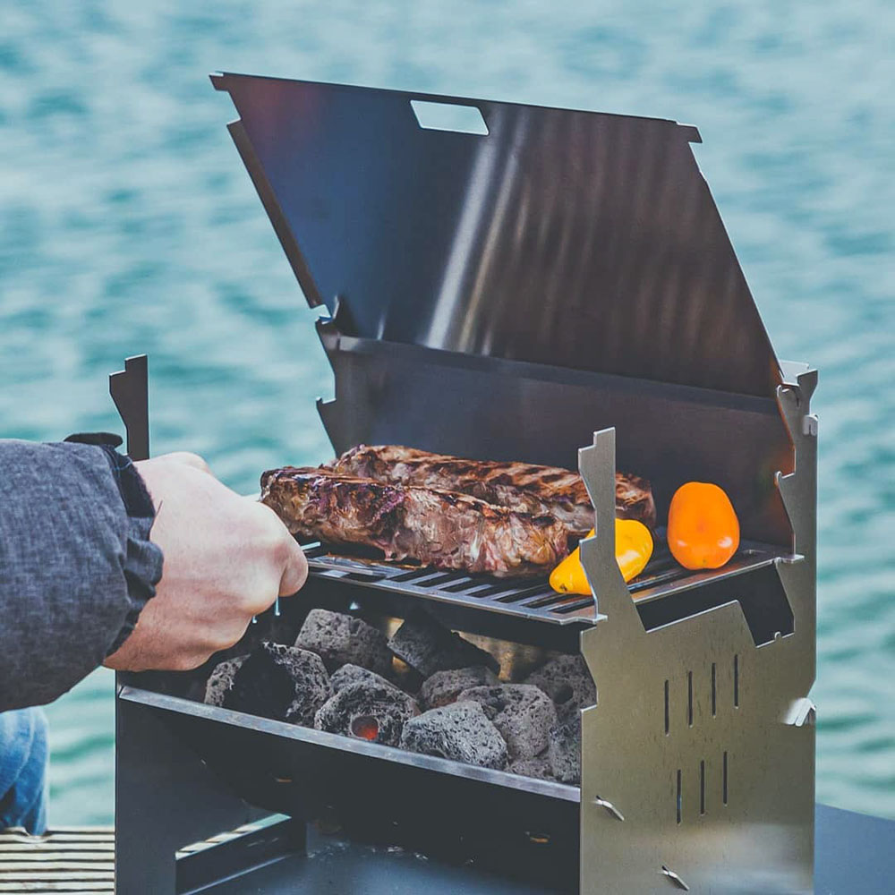 これがBBQコンロ!? ノートPCのように薄くなる、革新的コンロが日本初