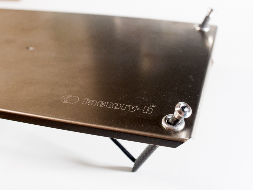 わずか88g！ 凹凸なフィールドでも水平になる、新発想の超軽量テーブル