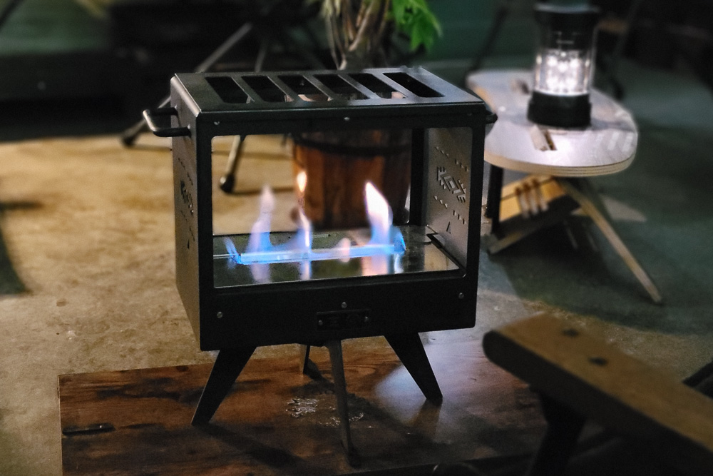 キャンプオーパーツのテント暖炉に、1/2サイズが登場。新機能も追加