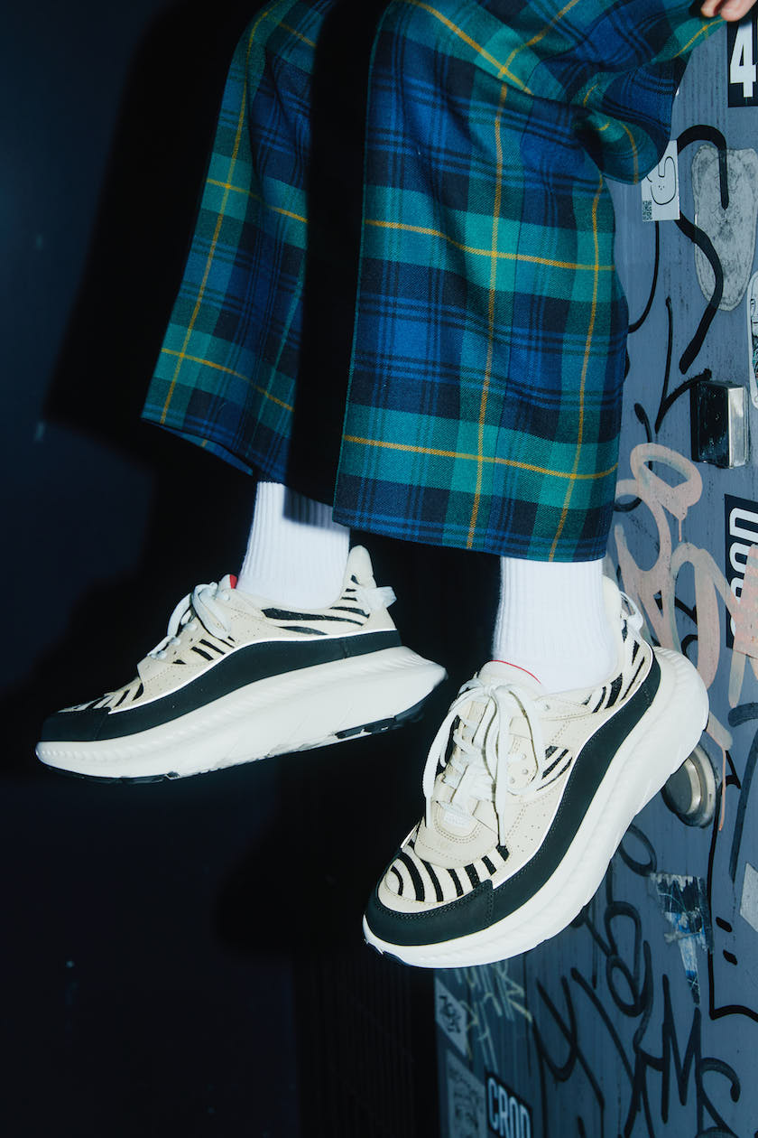 精悍なゼブラ柄で魅せる、アグ×アトモスの最新コラボスニーカー。 | GO