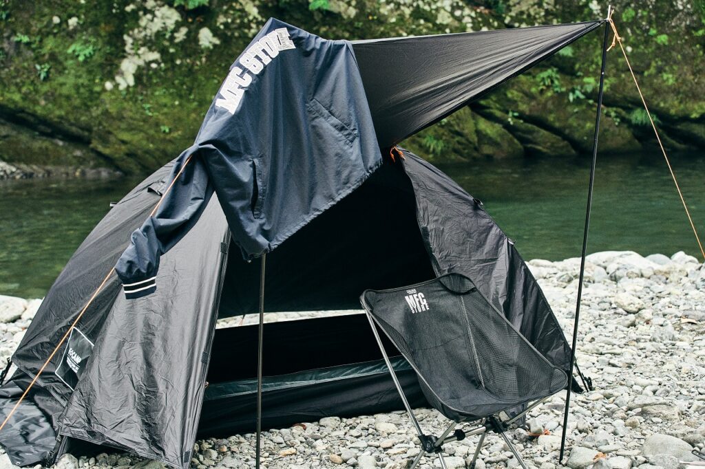 これだけあればソロキャンプが始められる。35点のギアがキャリーケース