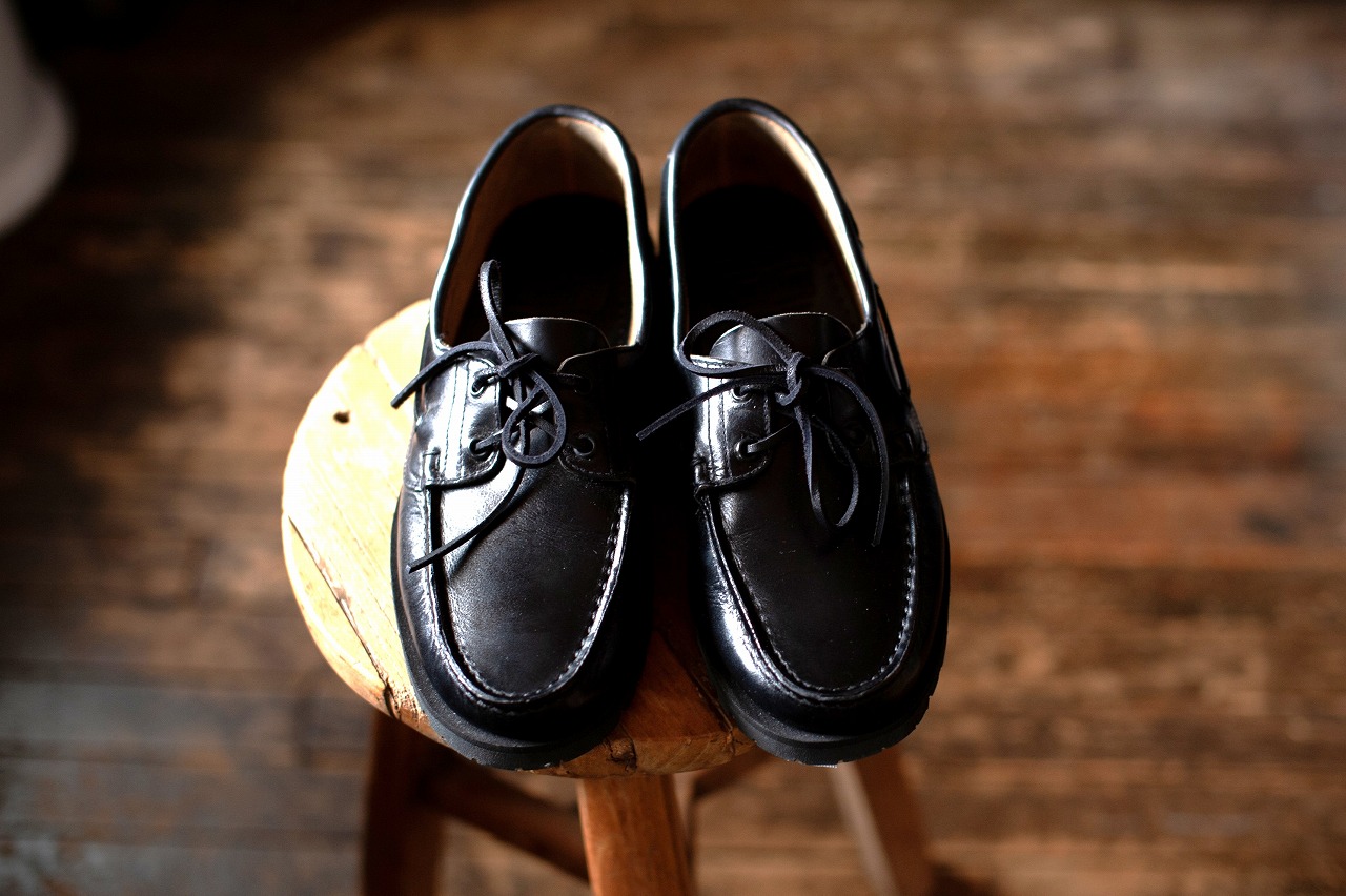 ブルーブルーがパラブーツに別注。男前でラグジーな漆黒デッキシューズ