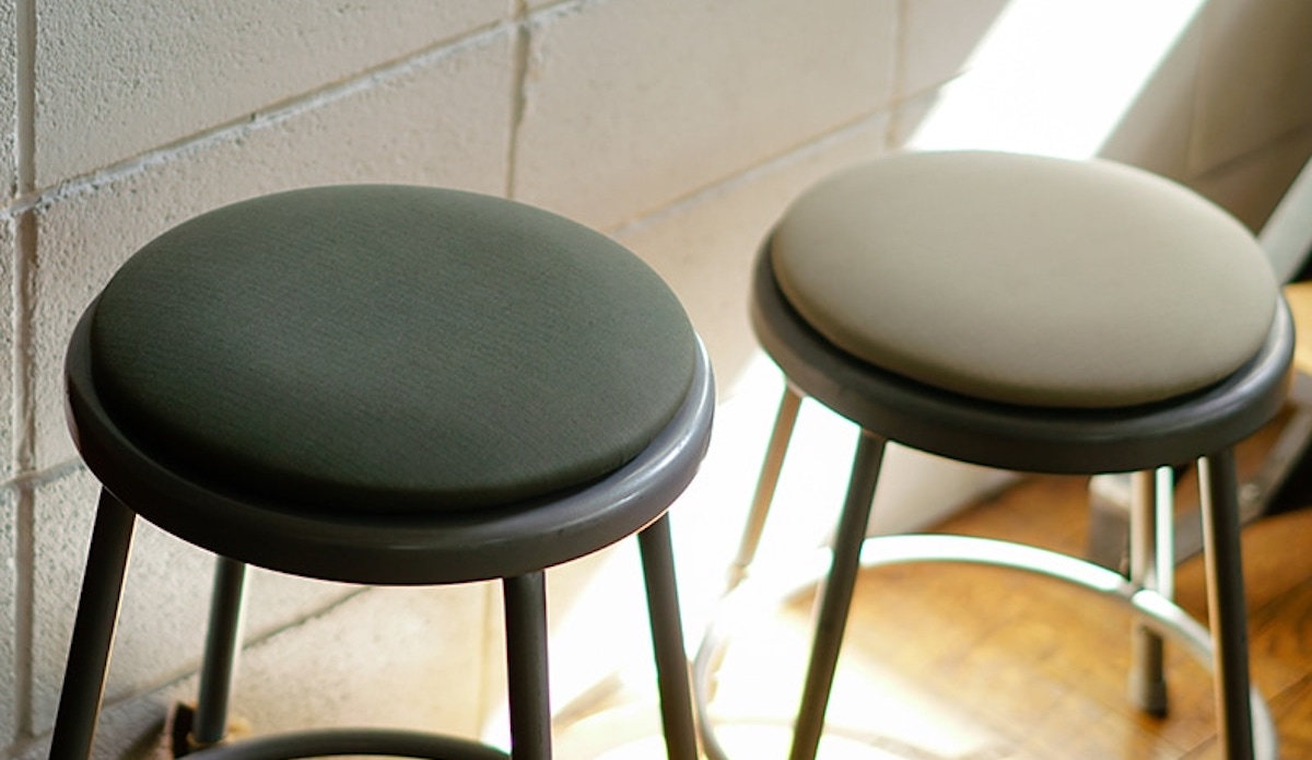 P.F.S.の名品スツールに、撥水クッション仕様が新登場。店舗限定の