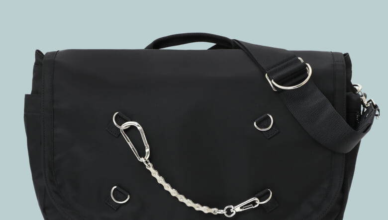 90周年を迎えた吉田カバンの「POTR／RIDE」に澄んだブラックカラーが