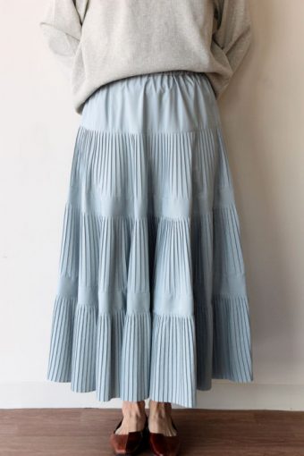 ディニテコリエ(Dignite Collier）3段プリーツスカート／ペールブルー