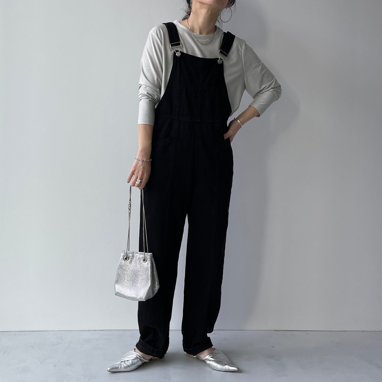 loose and slim denim salopette / black （ルーズアンドスリムデニム