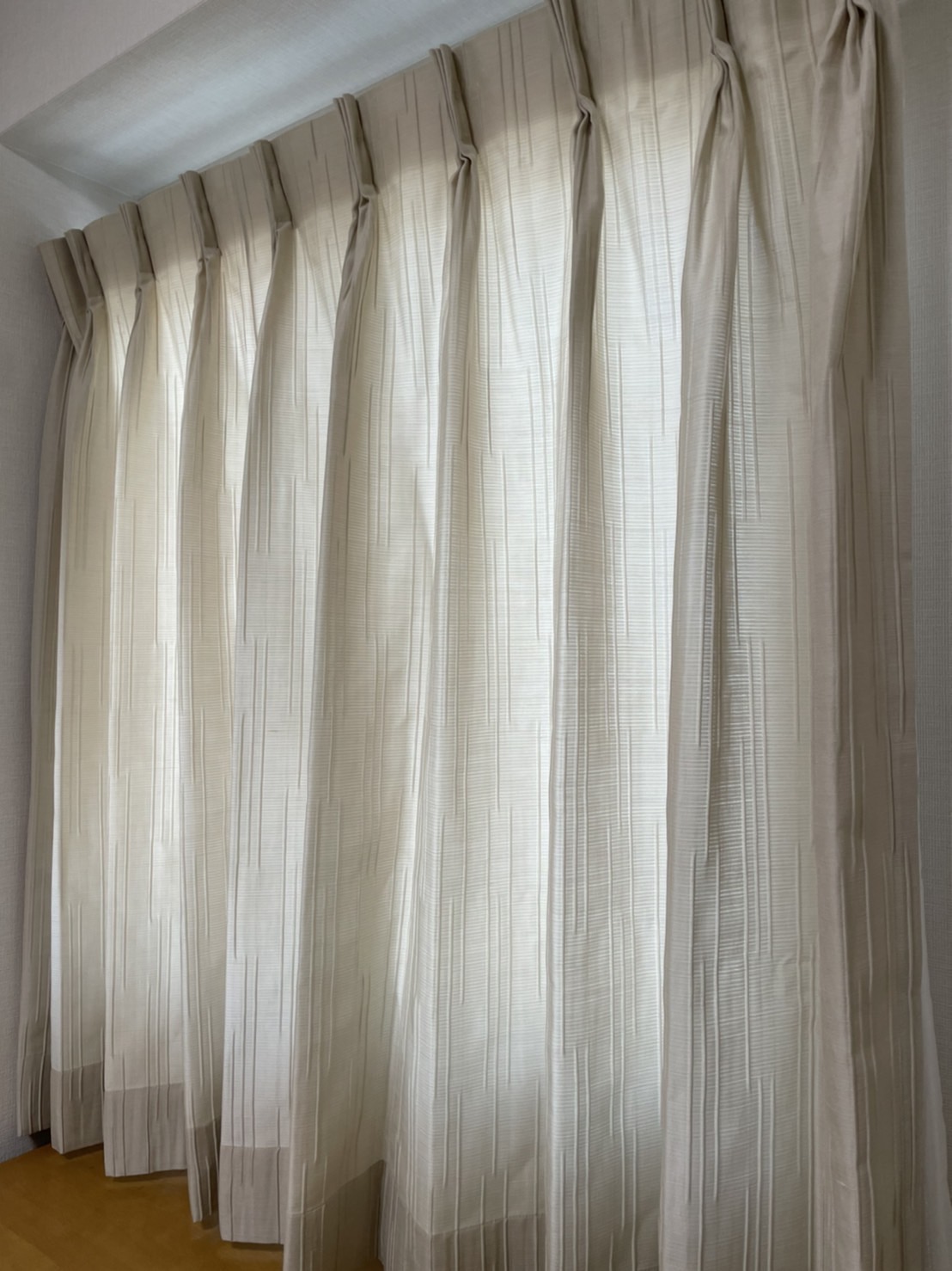 FISBA(フィスバ)社のレースカーテンが光を通す壁に。｜施工ブログ