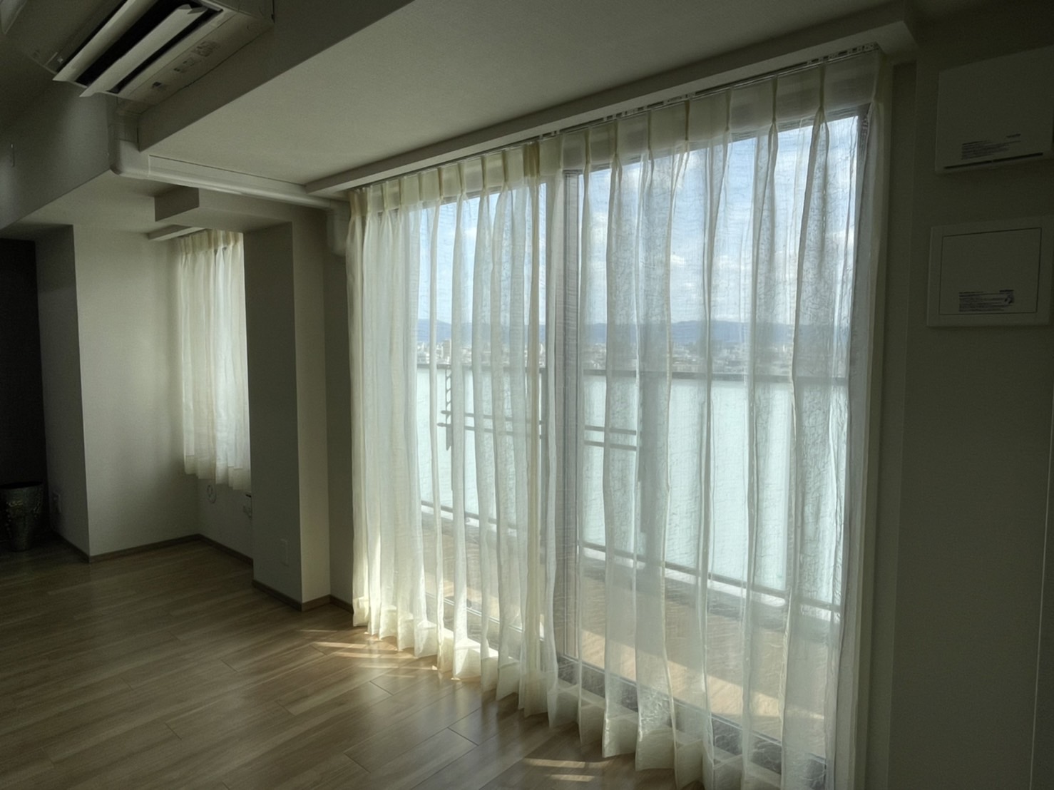 FISBA(フィスバ)社のレースカーテンが光を通す壁に。｜施工ブログ