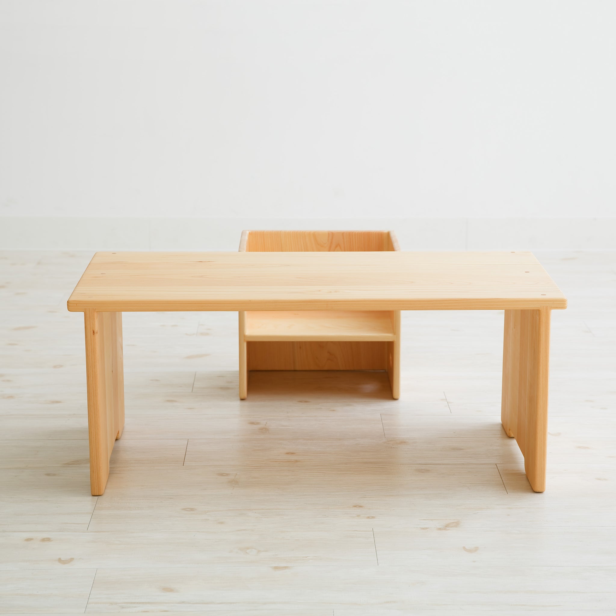 高さ違いの2枚セットのキッズテーブル – なかよしライブラリー