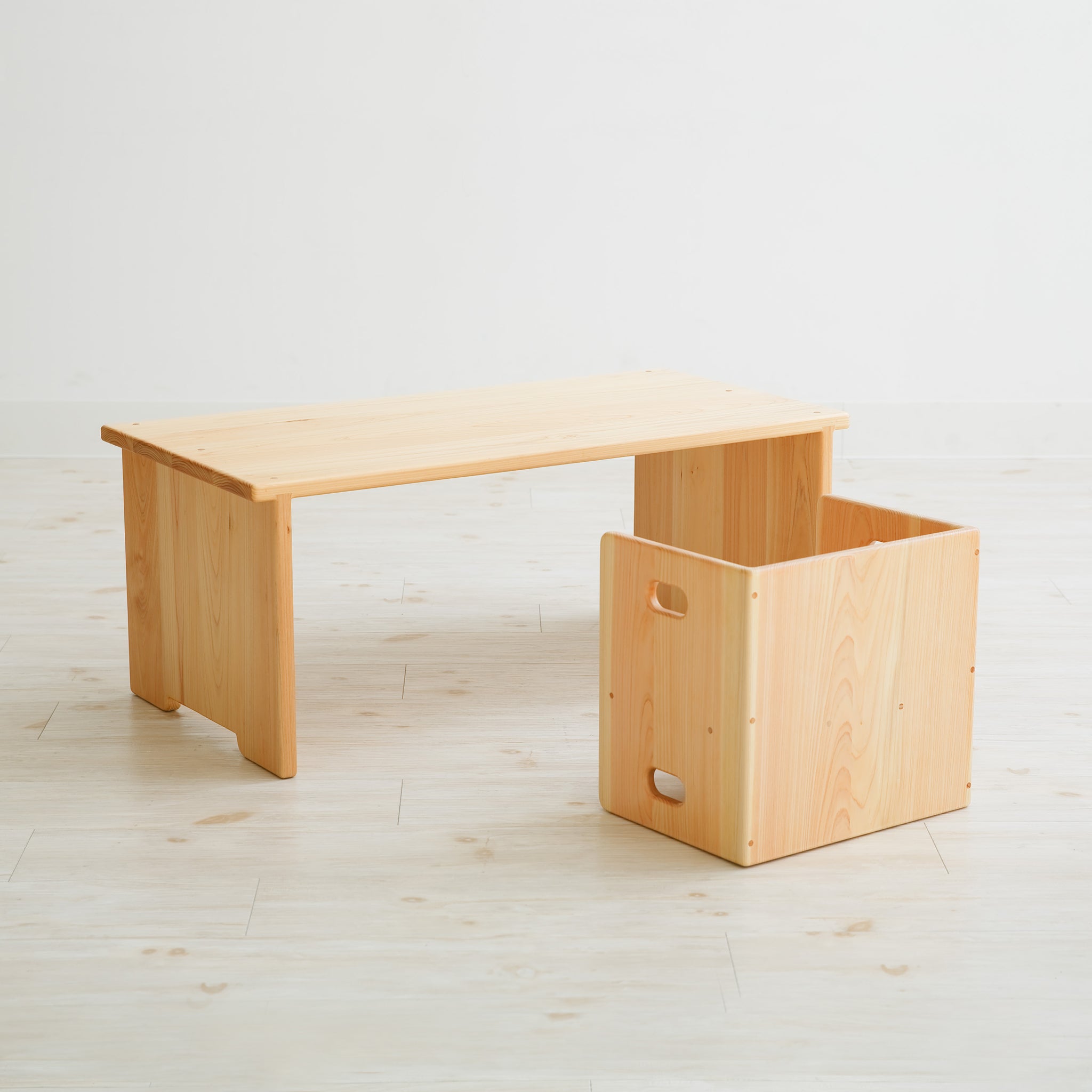 高さ違いの2枚セットのキッズテーブル – なかよしライブラリー