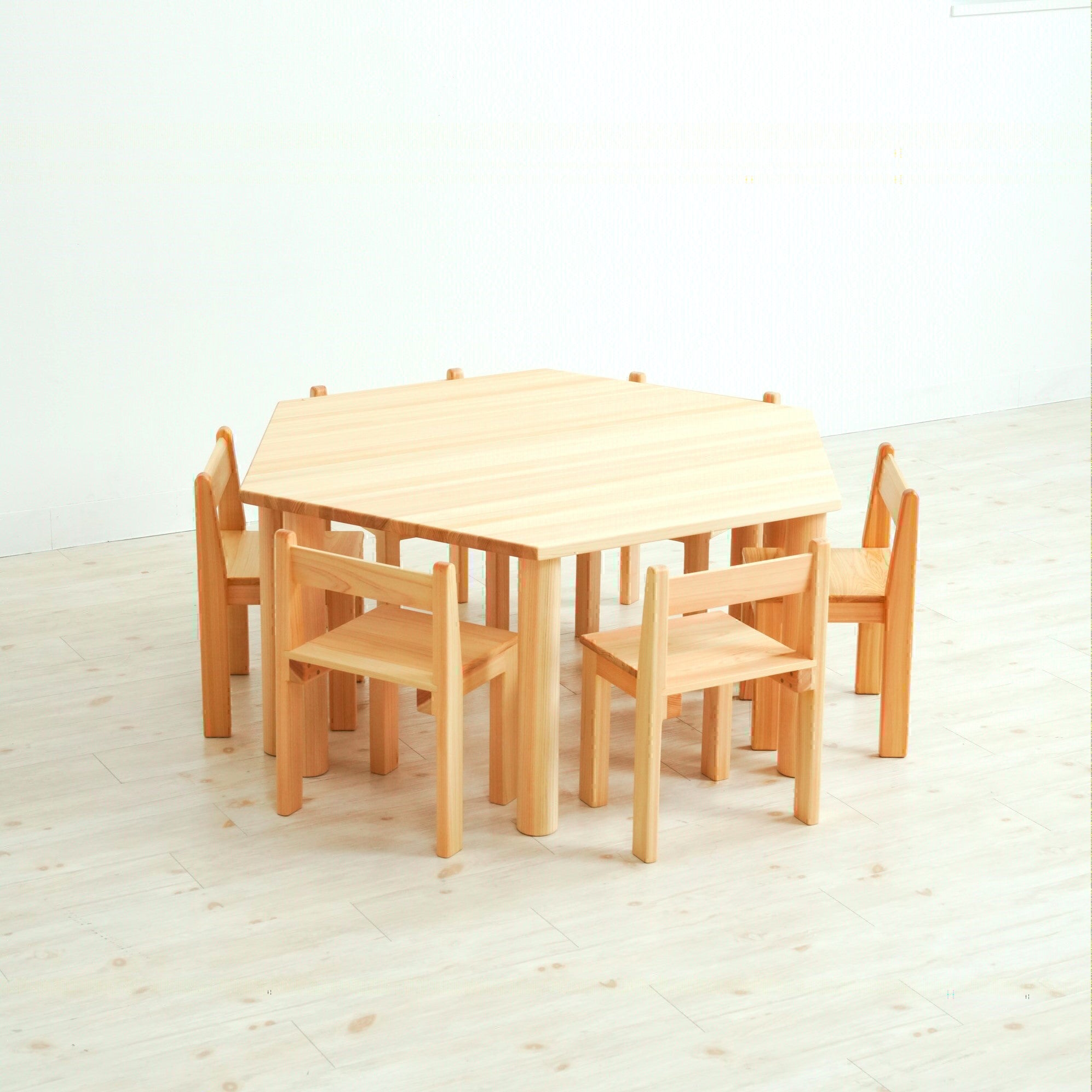 組み合わせ豊富な木製テーブル – なかよしライブラリー