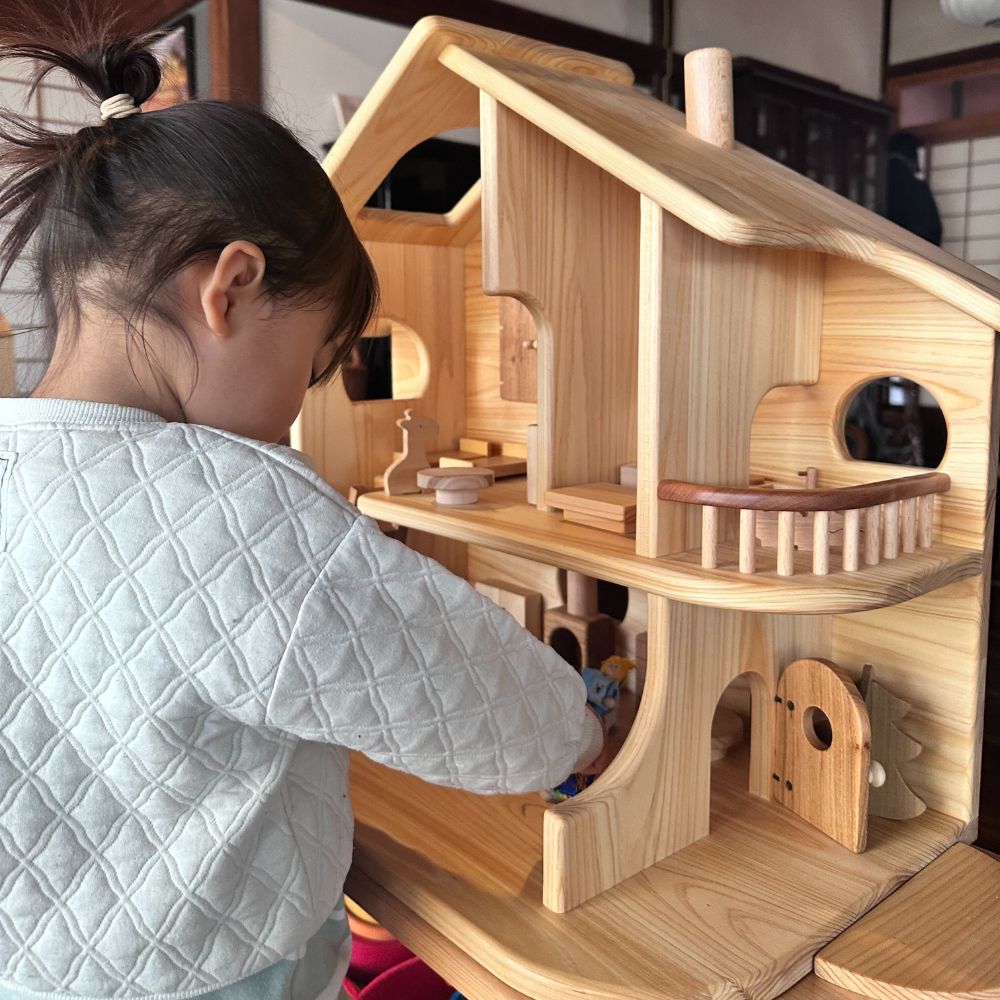 木製ドールハウス｜国産無垢材×職人仕上げの家具付きおもちゃ