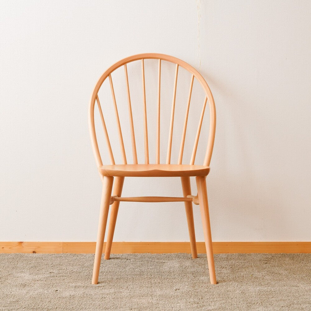 背中をしっかりと支えてくれる上品なダイニングチェア レイチェア