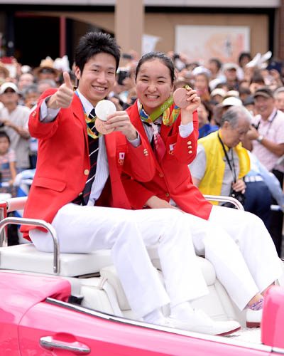 水谷隼選手、伊藤美誠選手の祝賀パレード開催！ | 卓球王国WEB