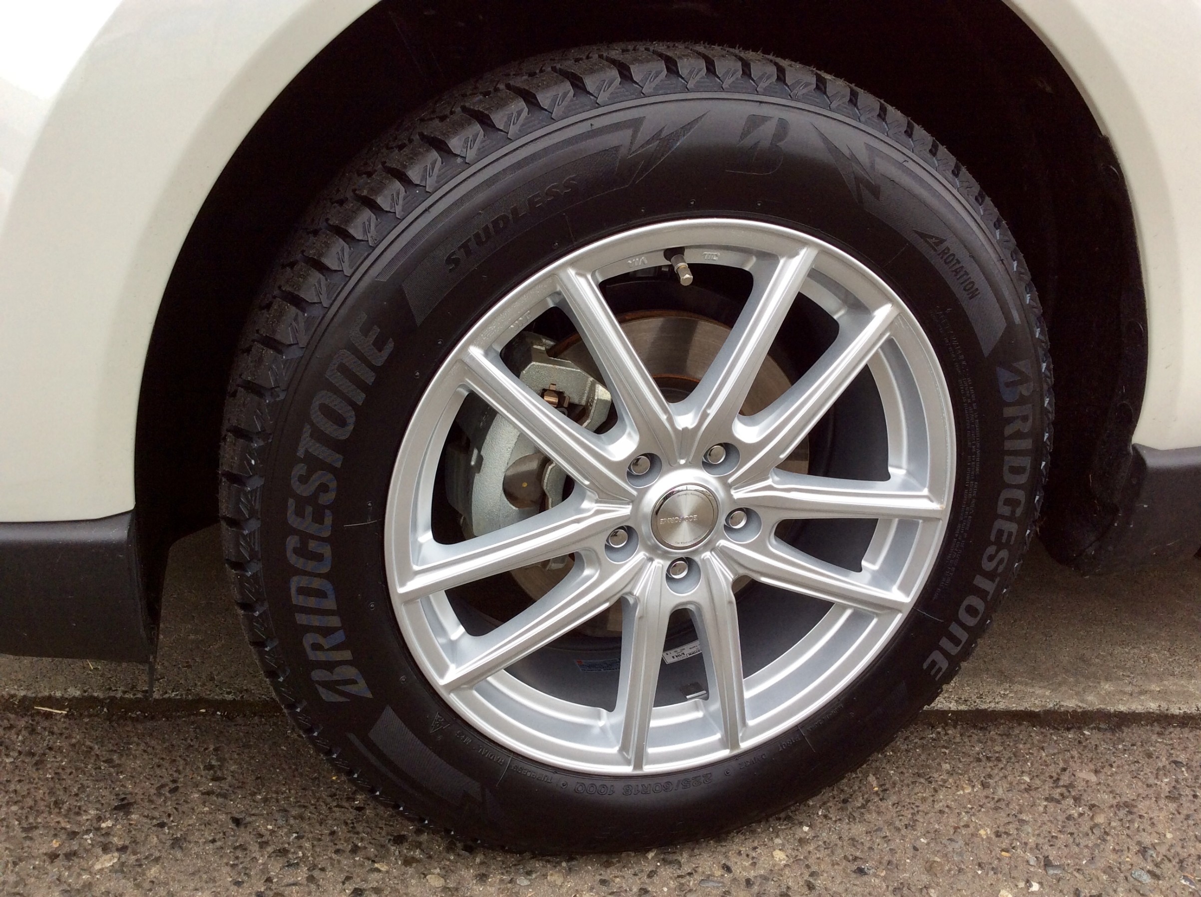 ハリアー スタッドレスタイヤ＆アルミホイール装着！ | スタッフ日記