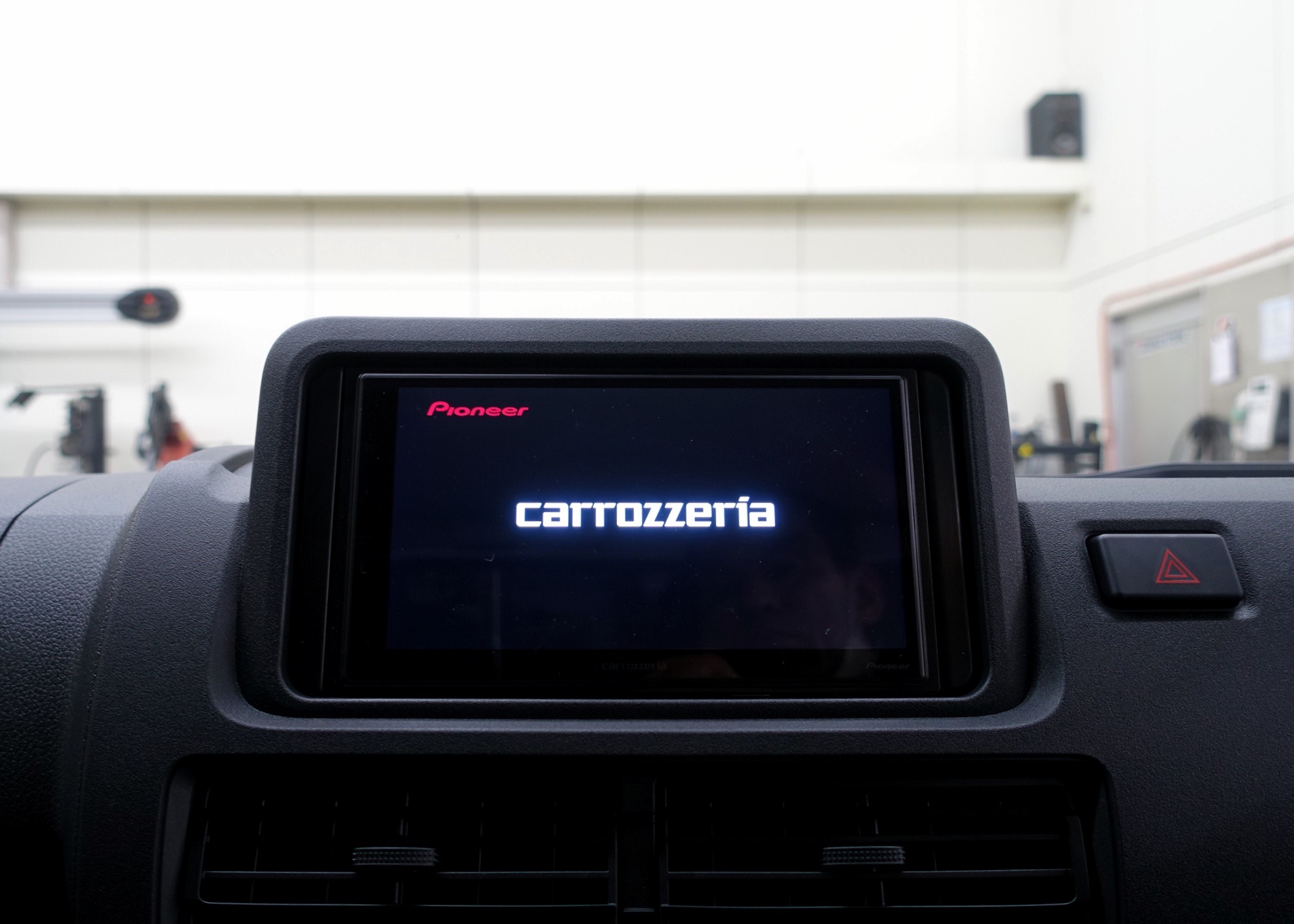 仕事用の軽トラに”コスパ”と“性能”に優れたディスプレイオーディオを