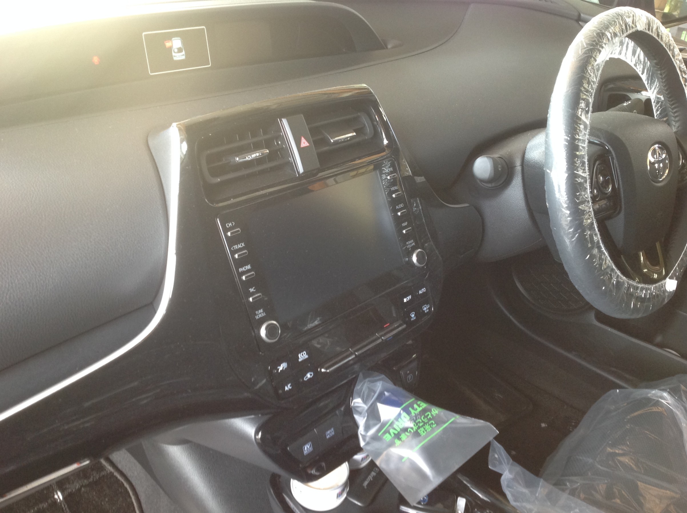 ZVW51プリウスさん、ディスプレイオーディオから9型ナビに交換です