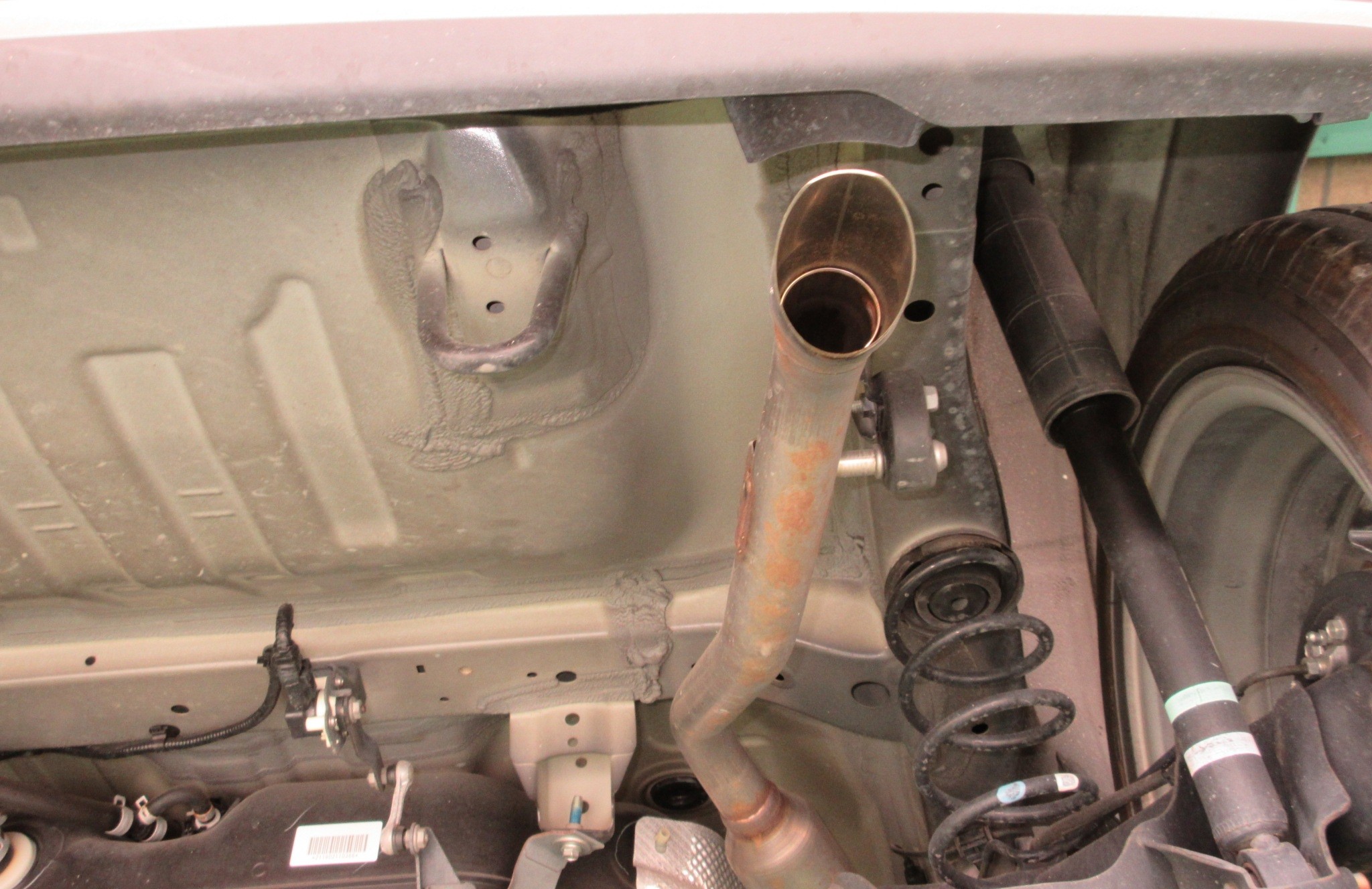 純正マフラーの一部を利用するタイプのマフラー交換 | スズキ アルト