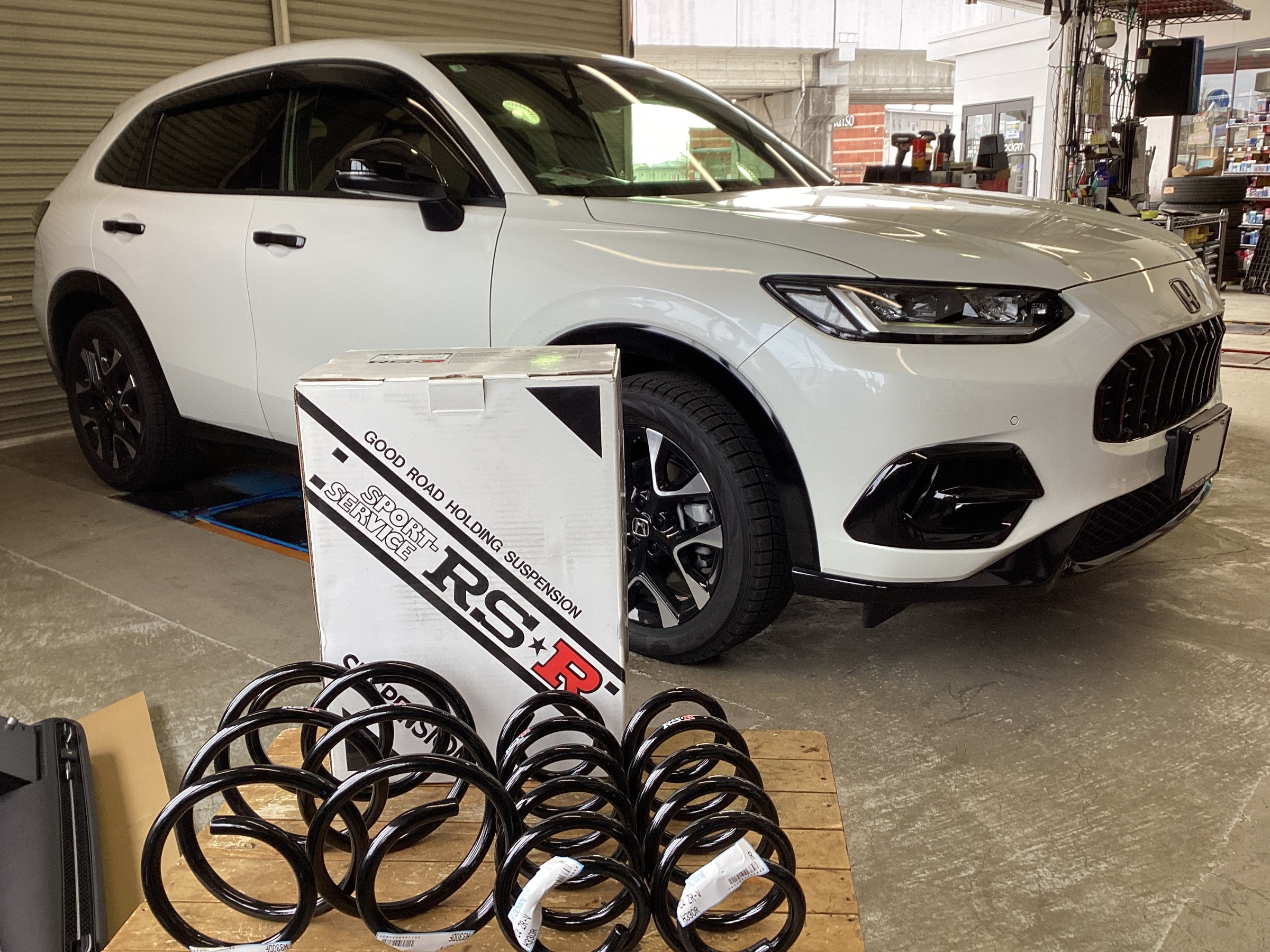 ホンダZR-V（4WD） RZ6 RS-R Ti2000 スプリング取り付けます