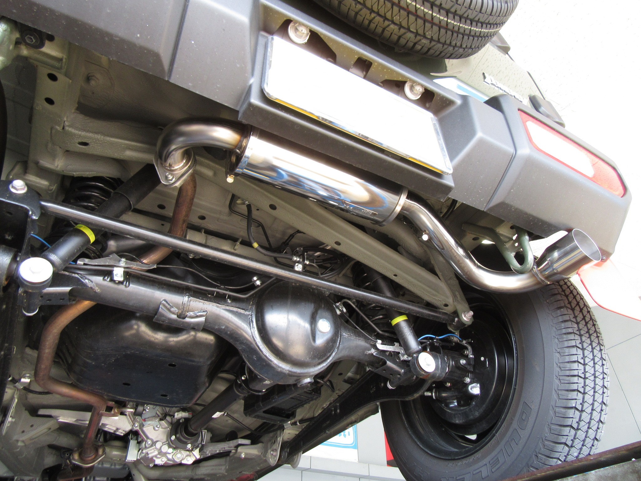 JB64新型ジムニーに、「HKS リーガルマフラー」を取り付け！ | スズキ