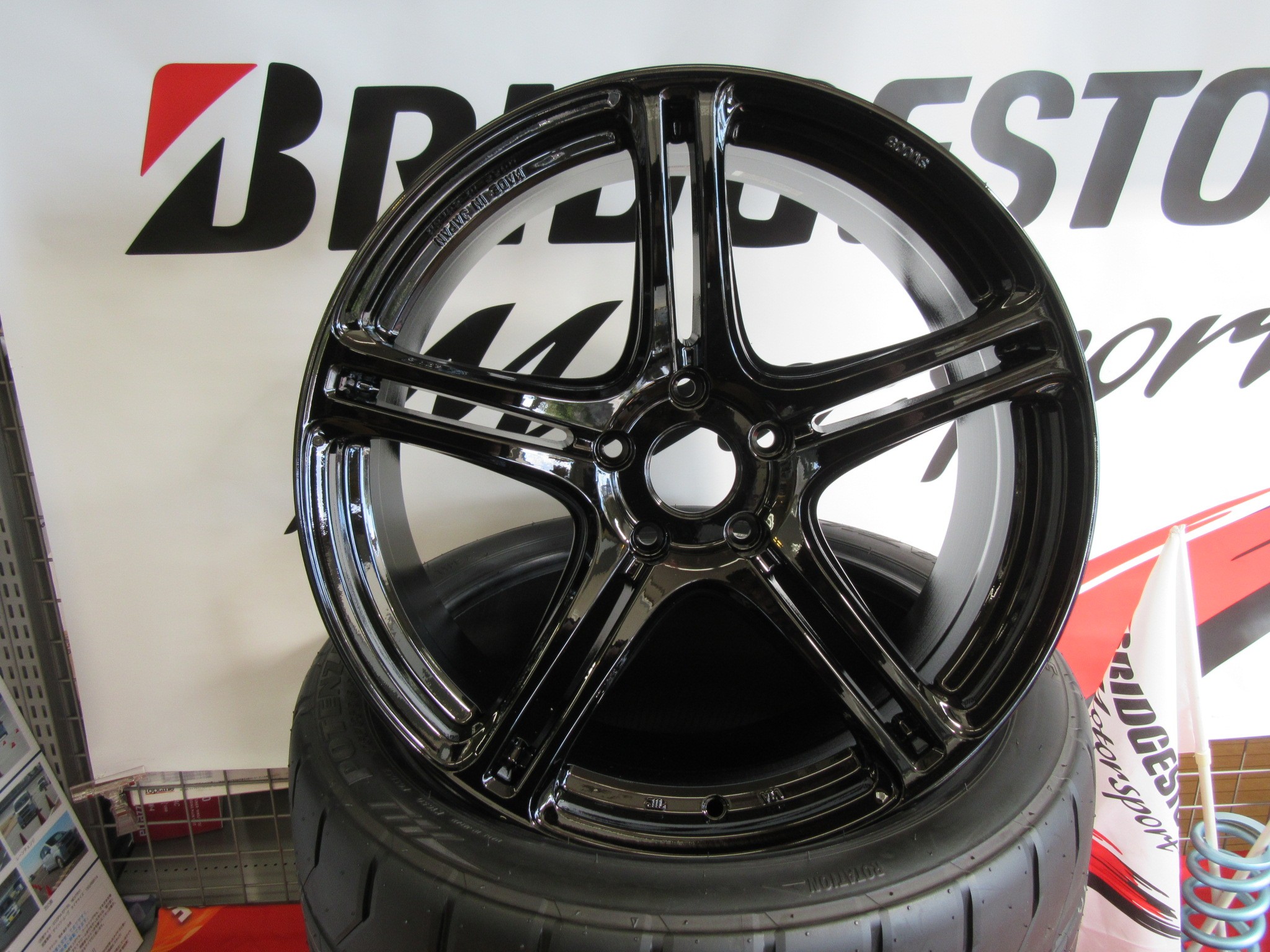 セダンにもお似合いです！ “POTENZA Adrenalin SW005” | トヨタ