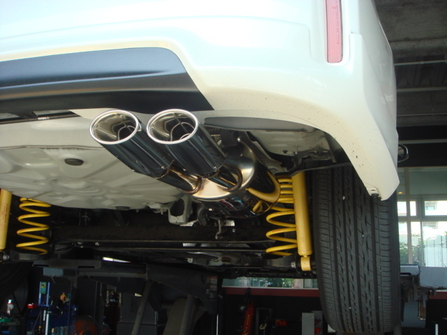 プリウスα ガナドールマフラー交換。 | スタッフ日記 | コクピット豊洲