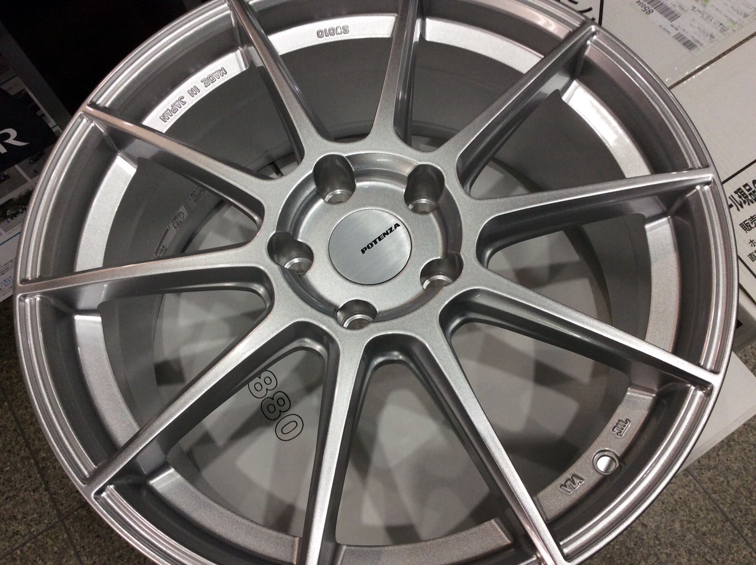 使用半年　美品　POTENZA SW010 18インチ BRIDGESTONE POTENZA SW010 18inch 8.5J offset+48mm PCD114.3mm-5H