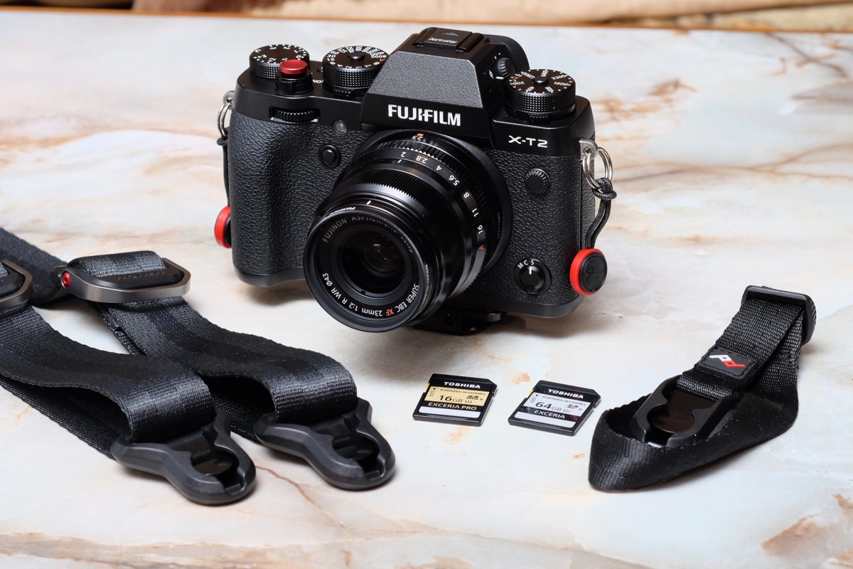 X-T2と一緒に使いたいアクセサリー！SDカードやストラップ、液晶保護