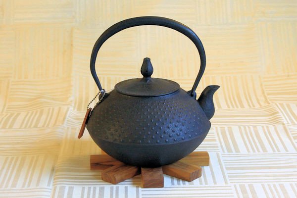 鉄瓶】虎山工房 算玉形中アラレ 1.6L（H) 鉄瓶・瓶敷 COOK & DINE HAYAMA