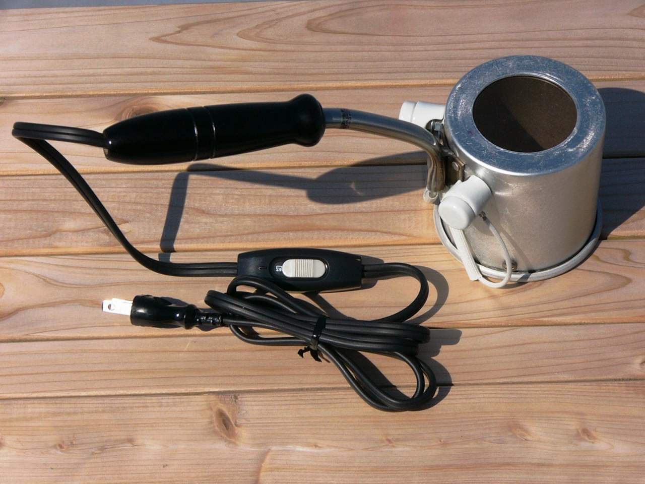 細口瓶のキャップシールのシュリンク作業に適したサイズのハンド