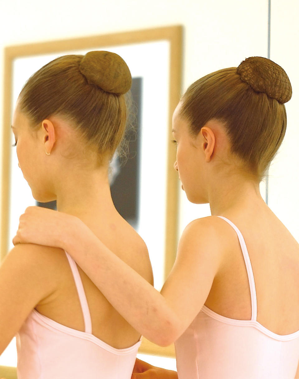 シニヨンヘアの上手な作り方｜チャコット