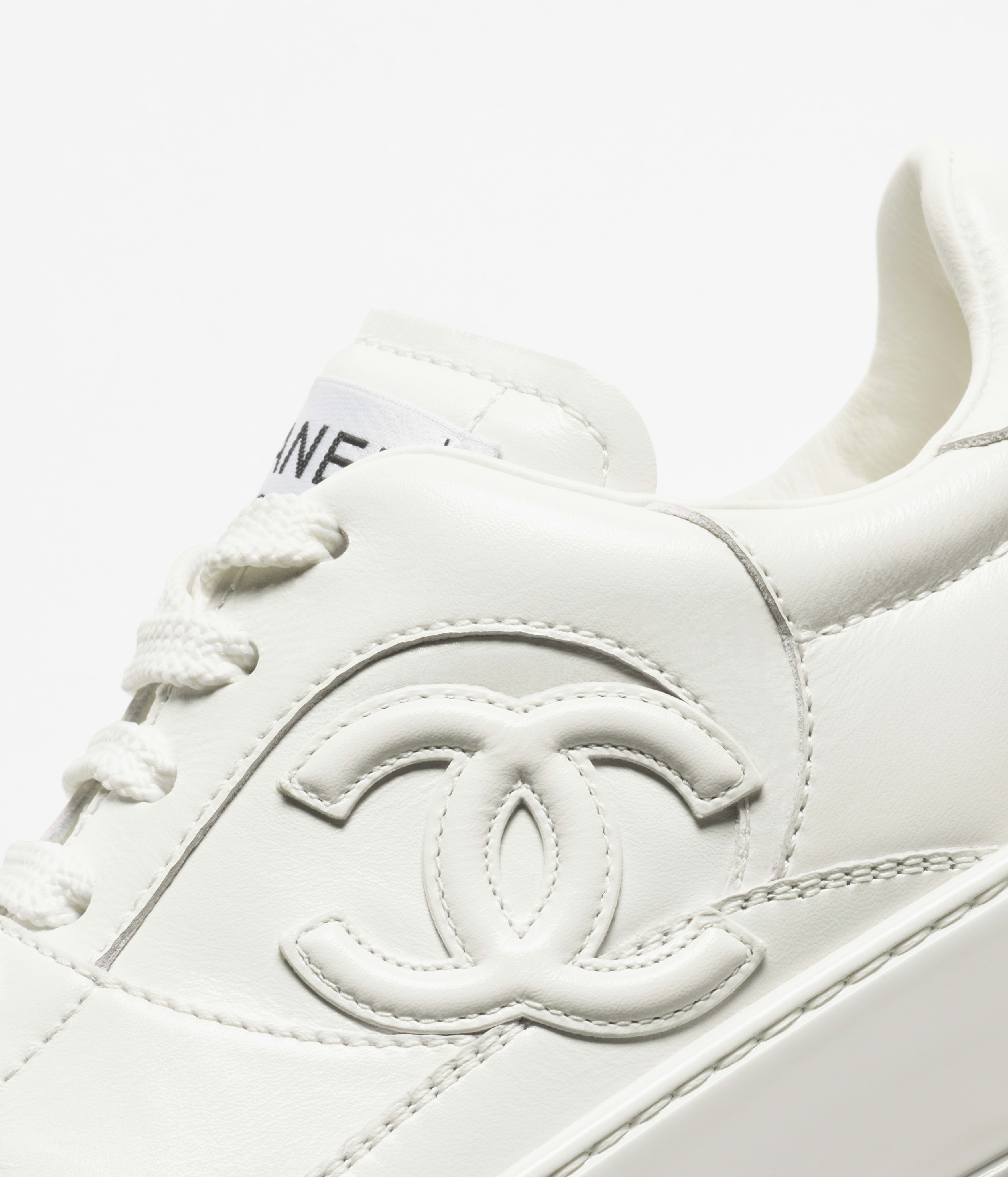 スニーカー - カーフスキン、ホワイト — ファッション | CHANEL シャネル