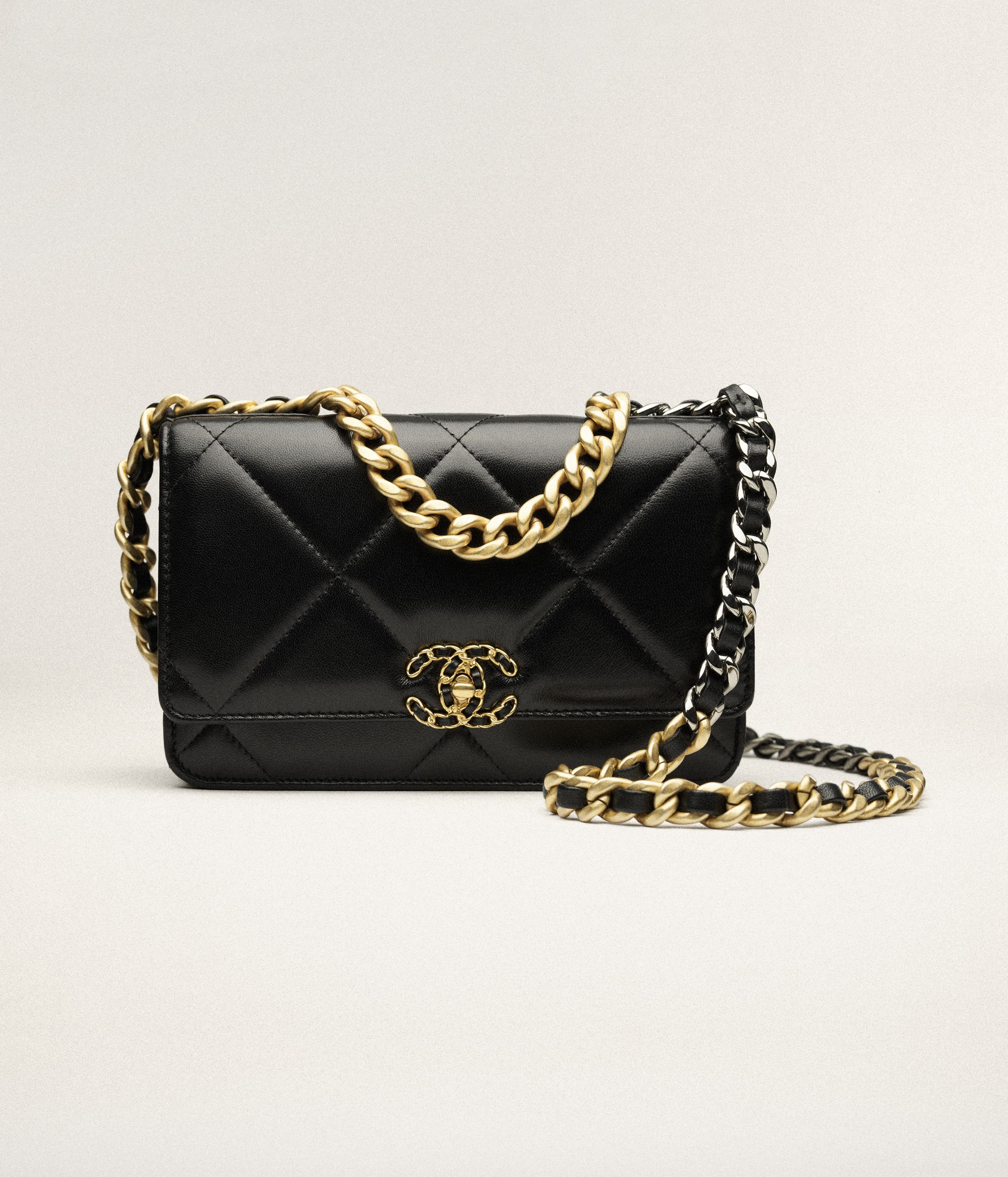 Chanel 19 wallet on chain - Shiny lambskin, gold-tone, silver-tone