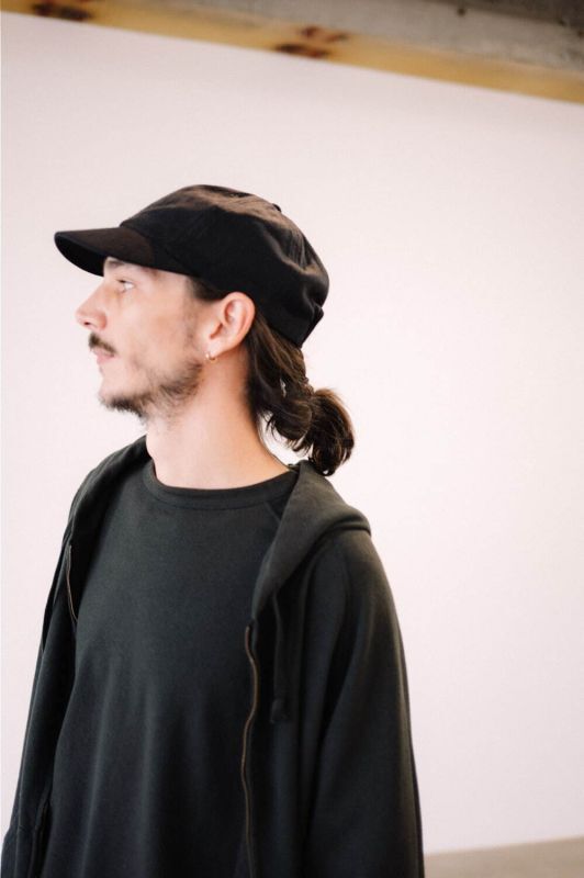 COMOLI (コモリ) シルクネップ キャップ [BLACK]