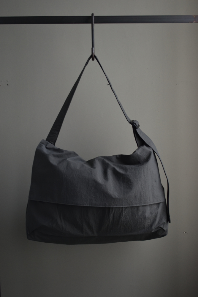 ERA. (イーラ) SHRINK NO MESSENGER BAG [2colors]