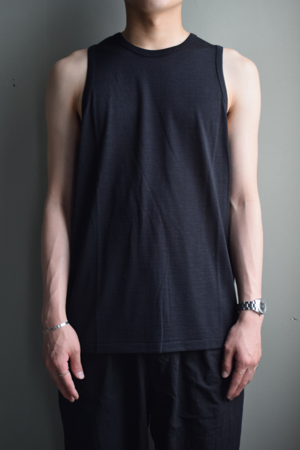 COMOLI (コモリ) サマーウール タンクトップ [CHARCOAL]