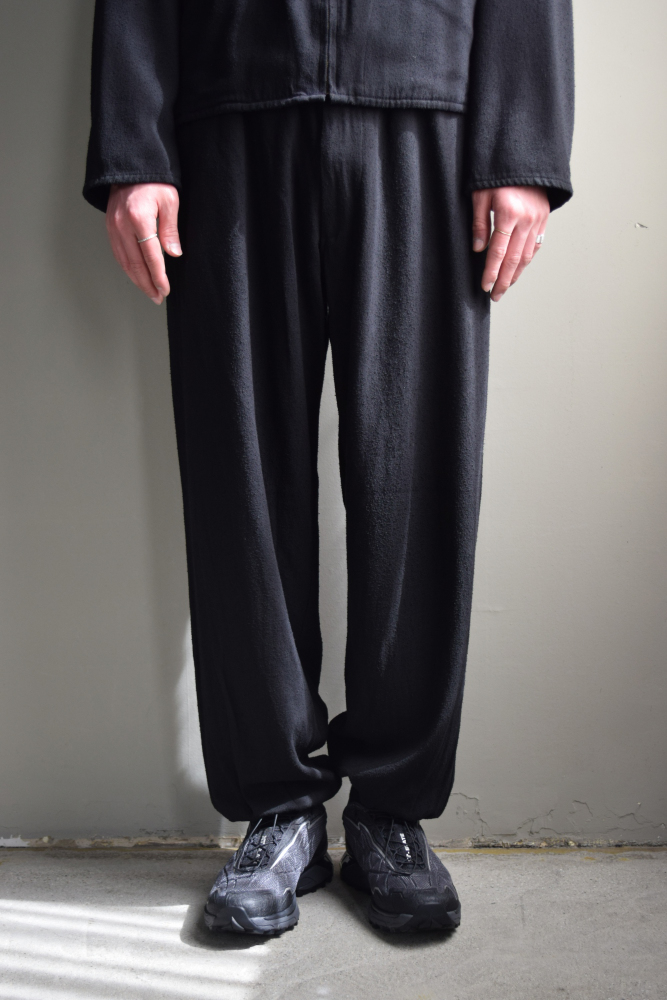 COMOLI (コモリ) シルクネップ ドローストリングパンツ [BLACK]