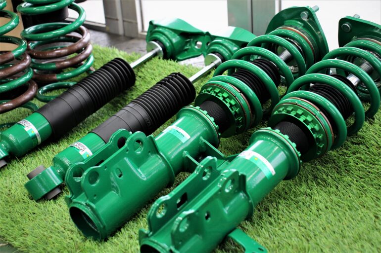 70カムリハイブリッドをシャコタン化！ TEINフレックスZをインストール