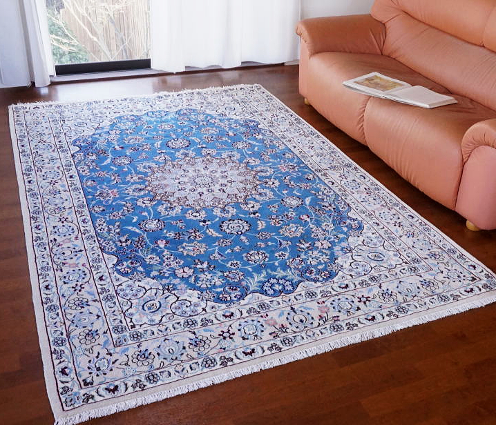 ペルシャ絨毯・ナイン産 リビングサイズ ウール、シルク混 水色×白