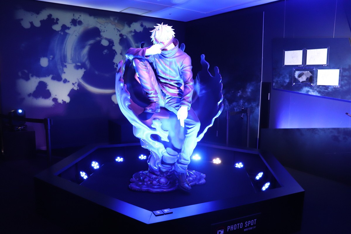 写真）等身大の五条悟がお出迎え！ アニメ『呪術廻戦』展、前期の全貌