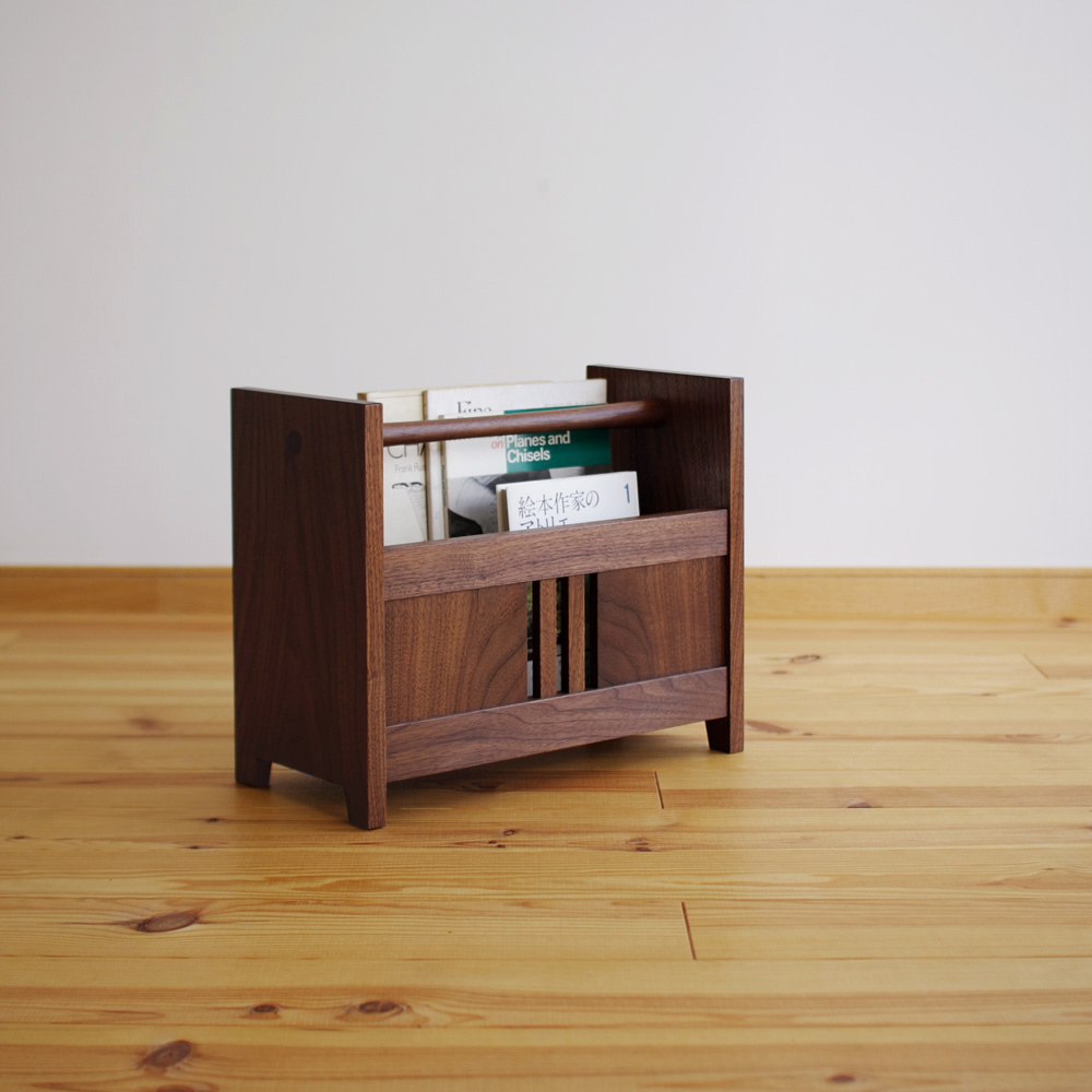 ウォールナット無垢材のマガジンラック O-1 家具工房クラポ