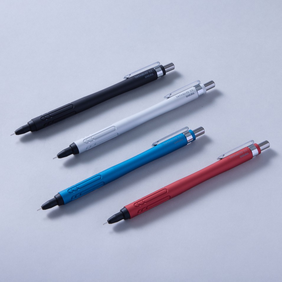 手にフィットする曲線的なボディと滑りにくいグリップが特長