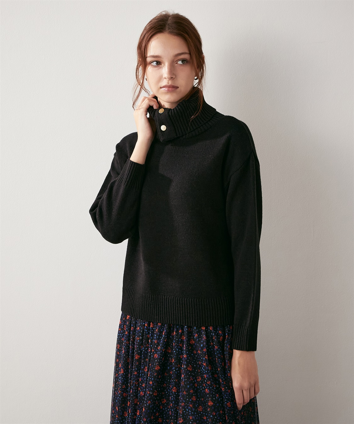 金ボタン タートルネック ニットプルオーバー LE SOUK HOLIDAY｜クロス