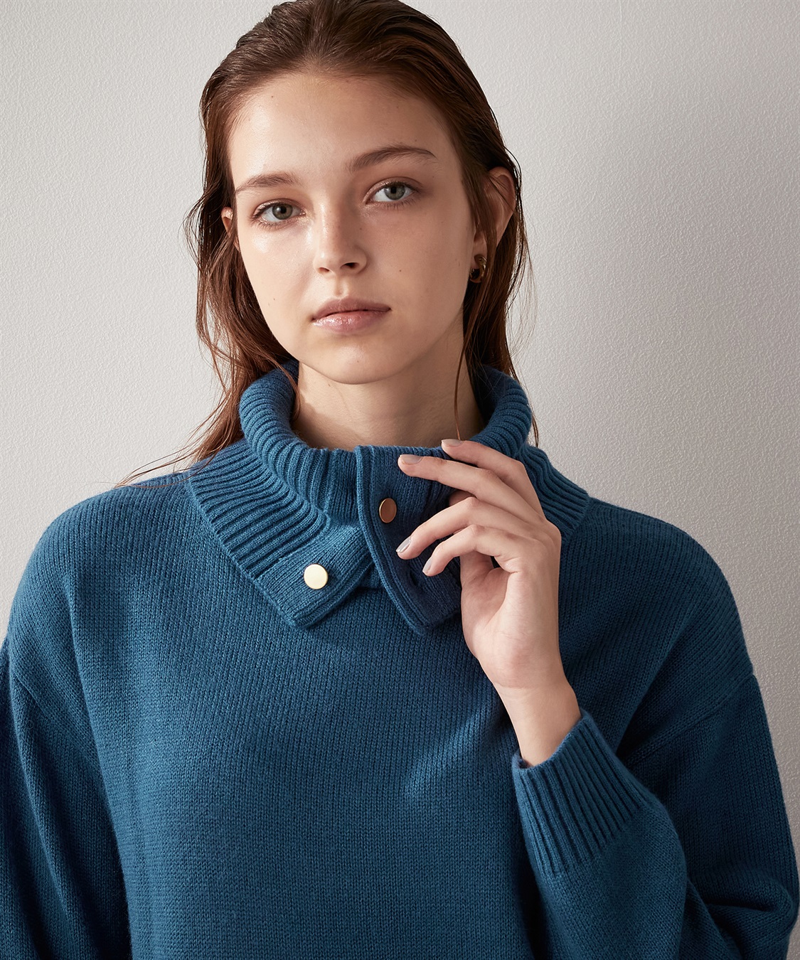 金ボタン タートルネック ニットプルオーバー LE SOUK HOLIDAY｜クロス