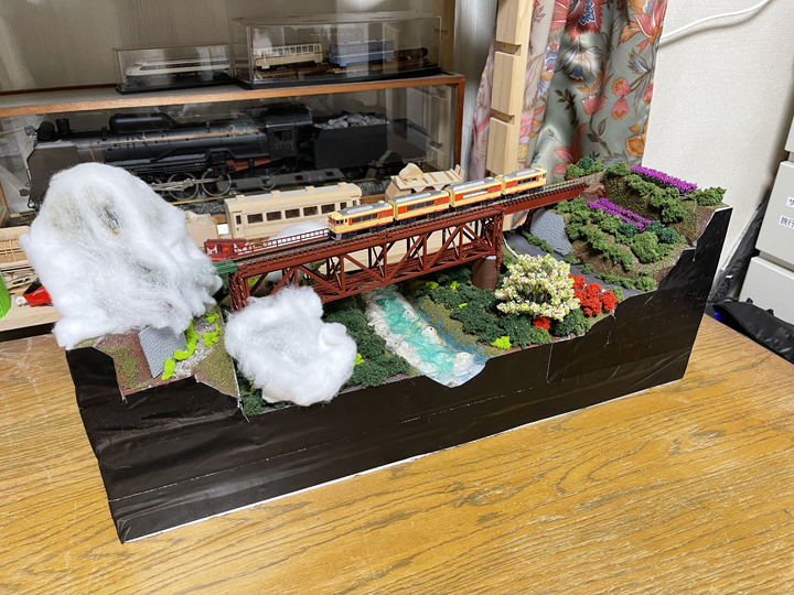 月に1度の鉄道模型ジオラマ講座。今回のジオラマに列車を置いてみた